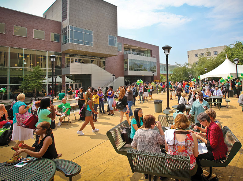 CSU Students Dining outdoors